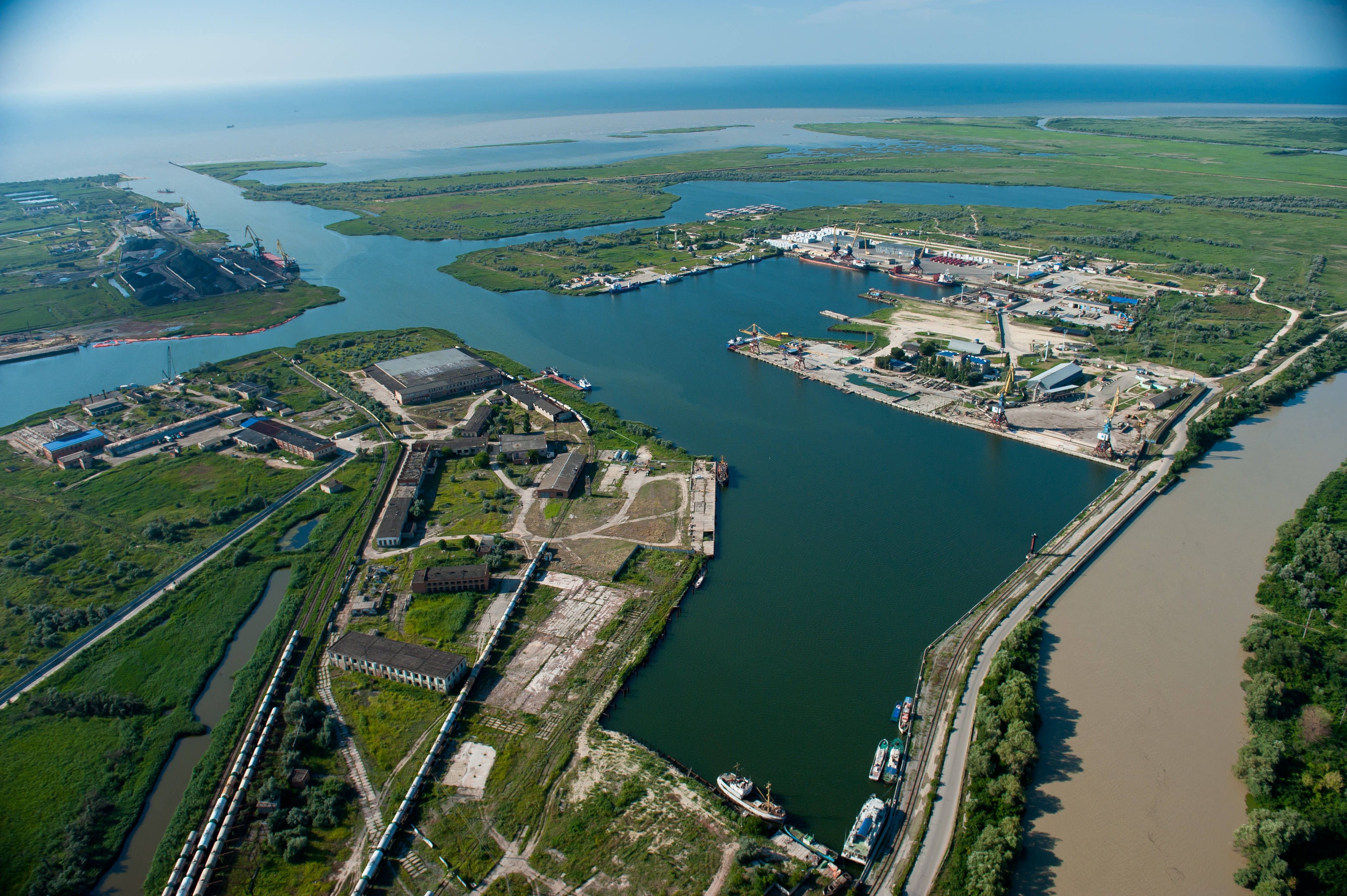 Г темрюк 30.04 2024г новости. Морской порт Темрюк. Город Темрюк. Порт Темрюк порт Мечел. Порт Тамань Краснодарский край.