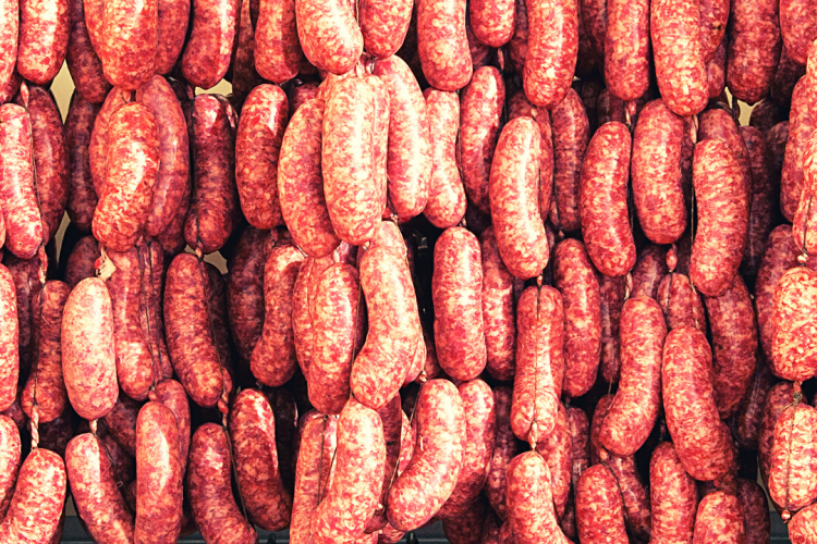 В колбасных изделиях обнаружены остаточные количества антибиотиков группы хинолонов