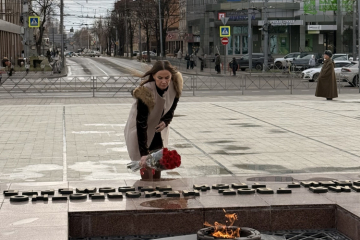 Сотрудники Краснодарского филиала ФГБУ «ВНИИЗЖ» почтили память героев Отечества и возложили цветы к мемориалу «Вечный огонь» на площади Памяти героев