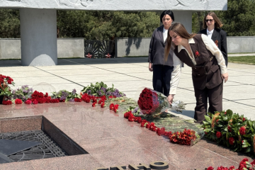 Возложение цветов к памятнику погибших воинов в Великой Отечественной войне